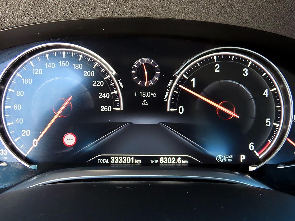 BMW 7-Series — photo 09
