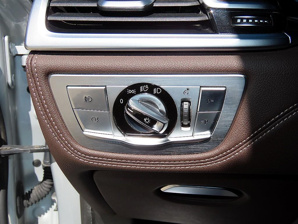 BMW 7-Series — photo 12