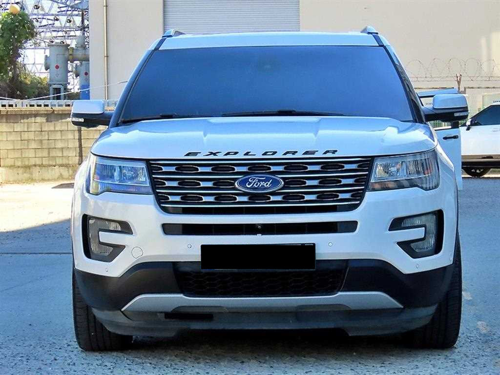 Ford Explorer — photo 01