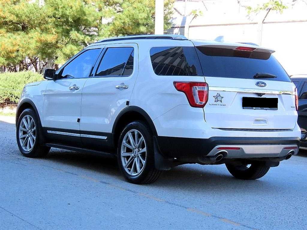 Ford Explorer — photo 03