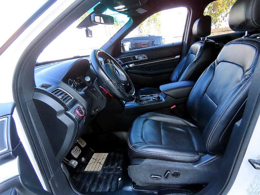 Ford Explorer — photo 05