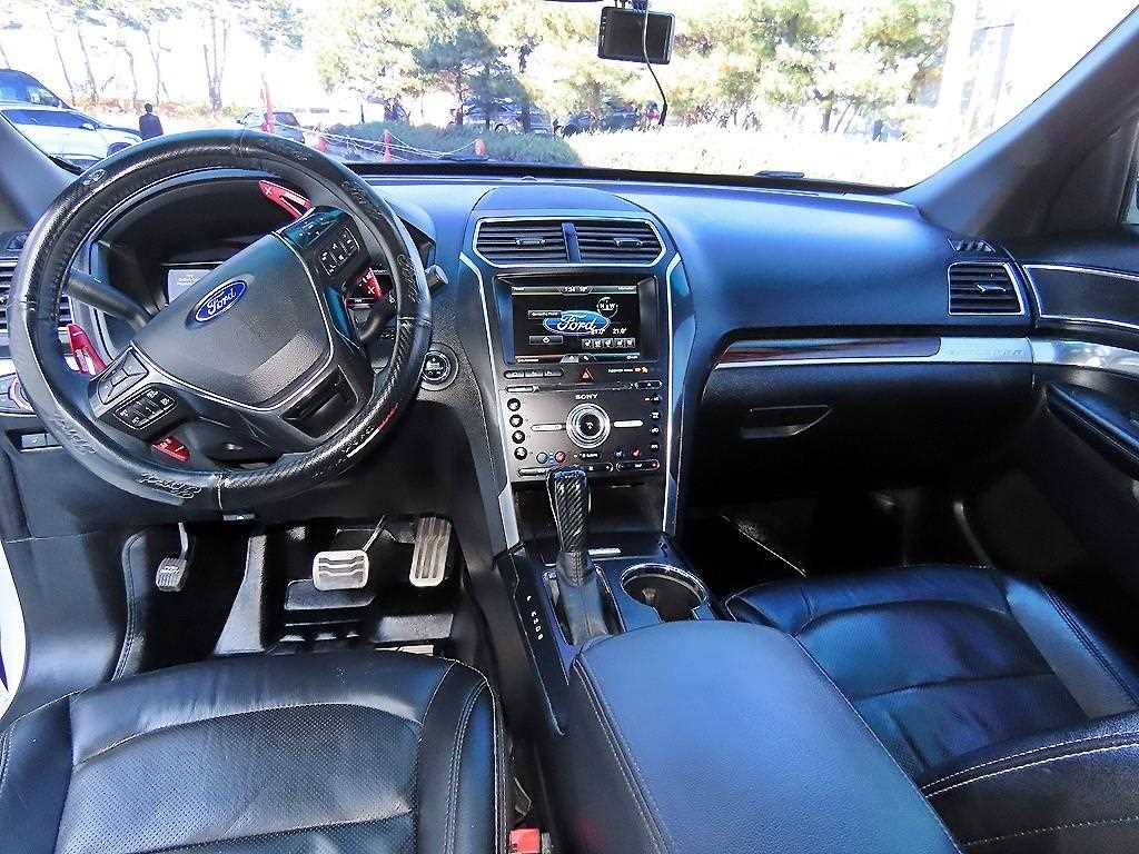 Ford Explorer — photo 07