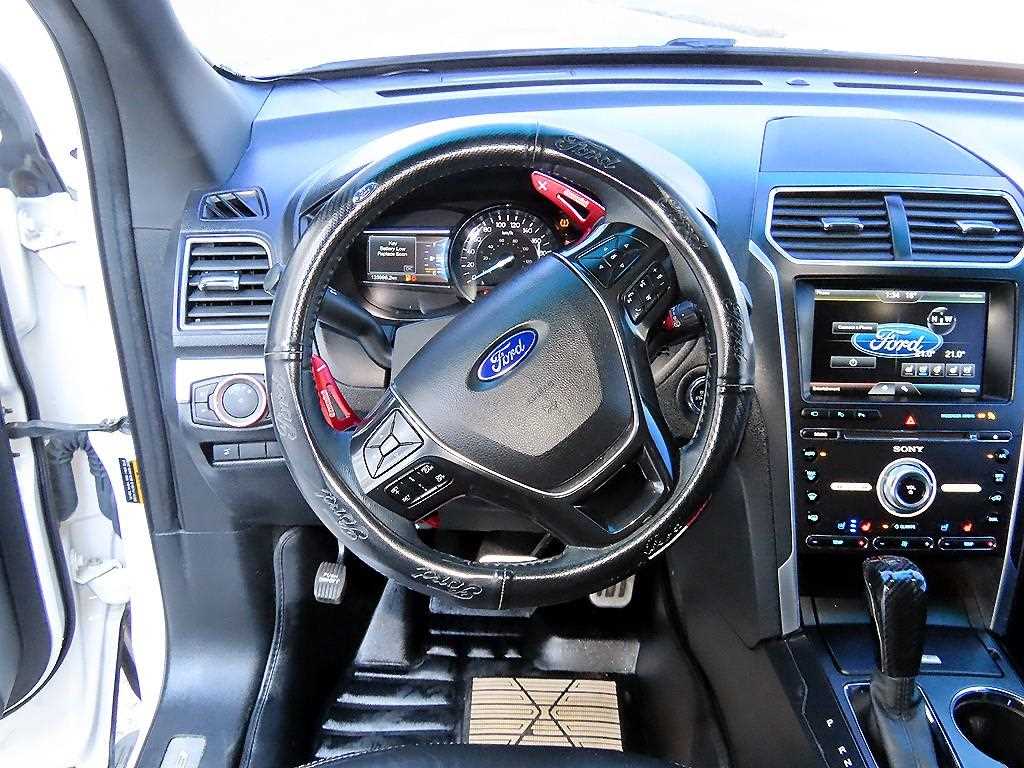 Ford Explorer — photo 08