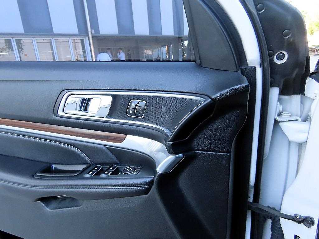 Ford Explorer — photo 11
