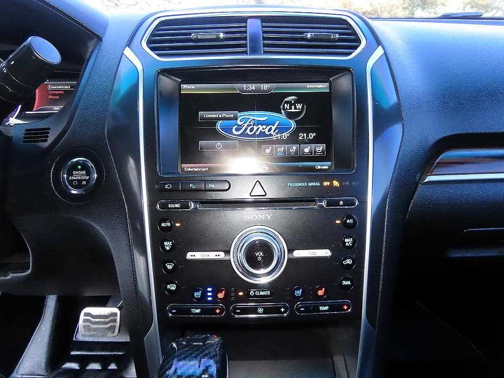 Ford Explorer — photo 13