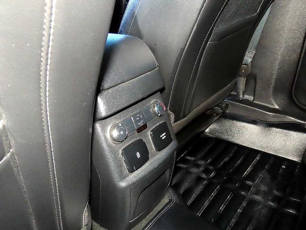 Ford Explorer — photo 15