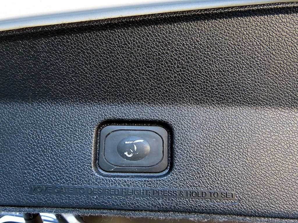 Ford Explorer — photo 16