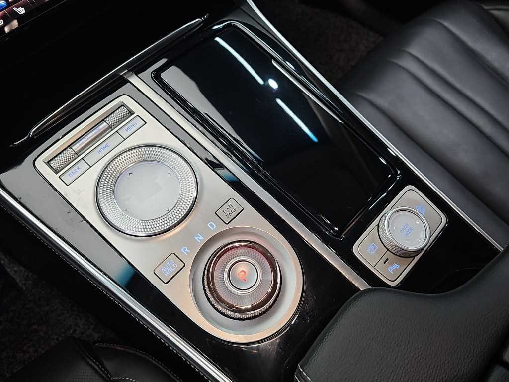 Genesis GV80 — photo 08