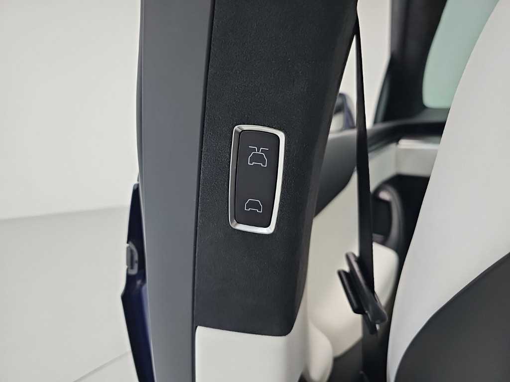 Tesla Model X — photo 14
