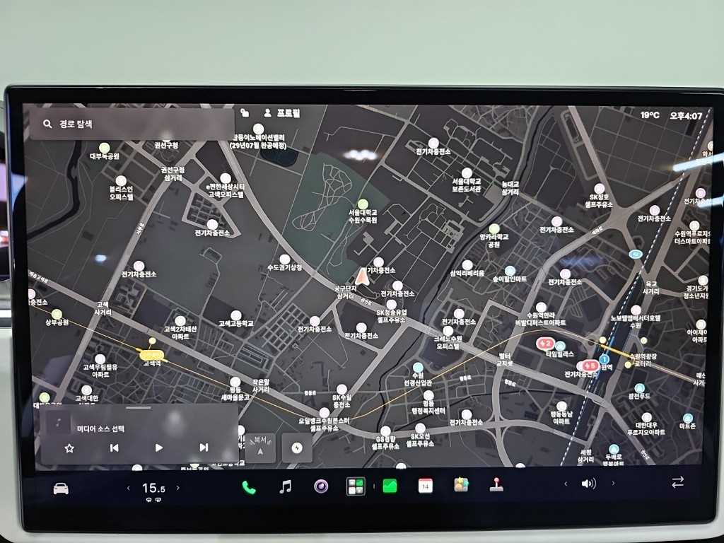 Tesla Model X — photo 15