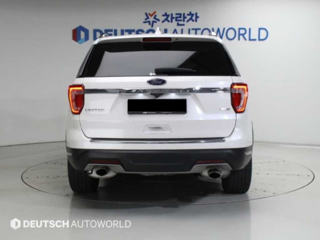 Ford Explorer — photo 04