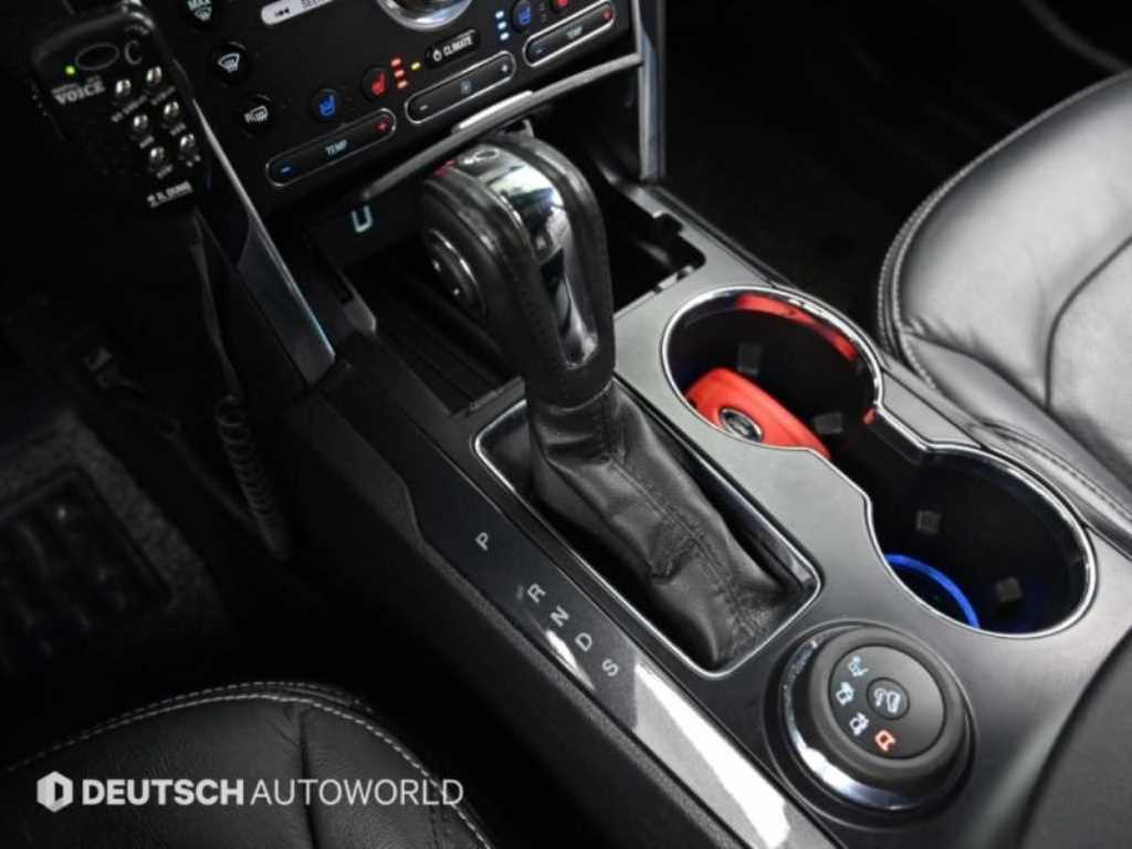 Ford Explorer — photo 09