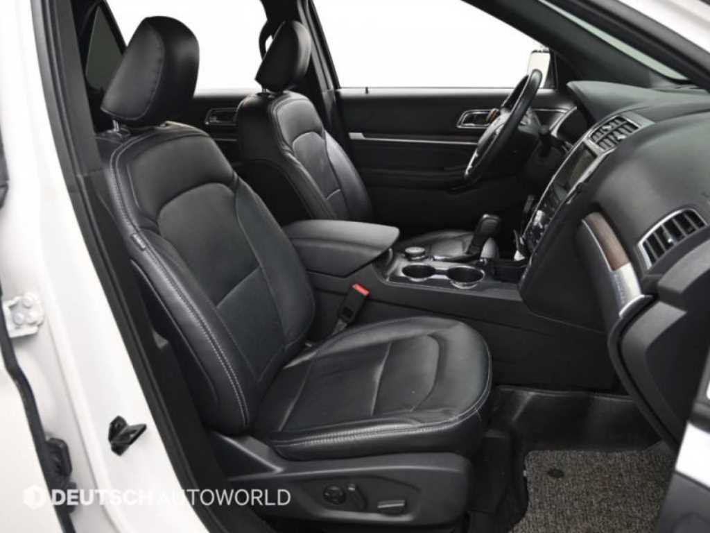 Ford Explorer — photo 10