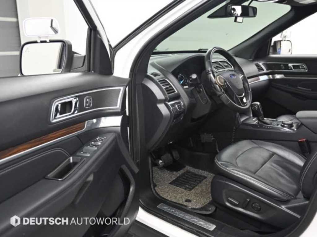 Ford Explorer — photo 11