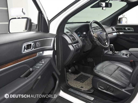 Ford Explorer — photo 11
