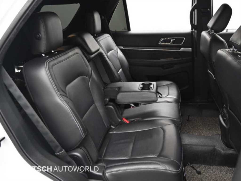Ford Explorer — photo 12