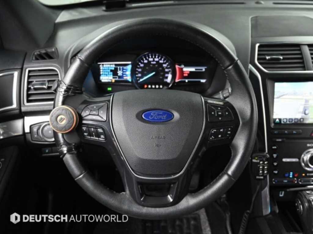 Ford Explorer — photo 13