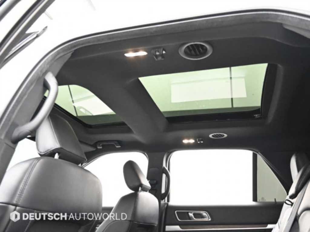 Ford Explorer — photo 18