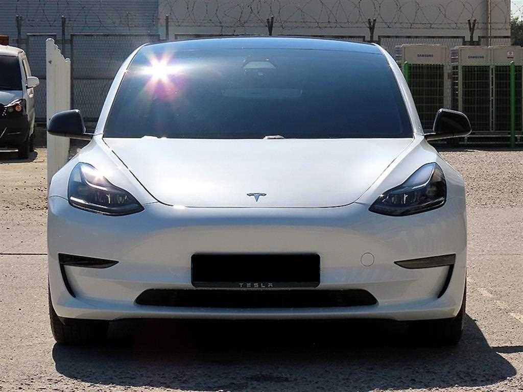 Tesla Model 3 — photo 01