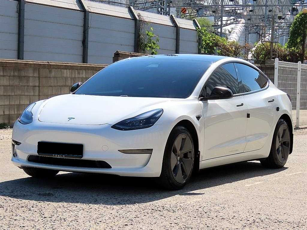 Tesla Model 3 — photo 02