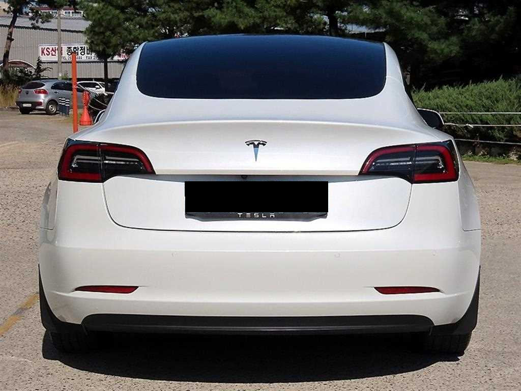 Tesla Model 3 — photo 04