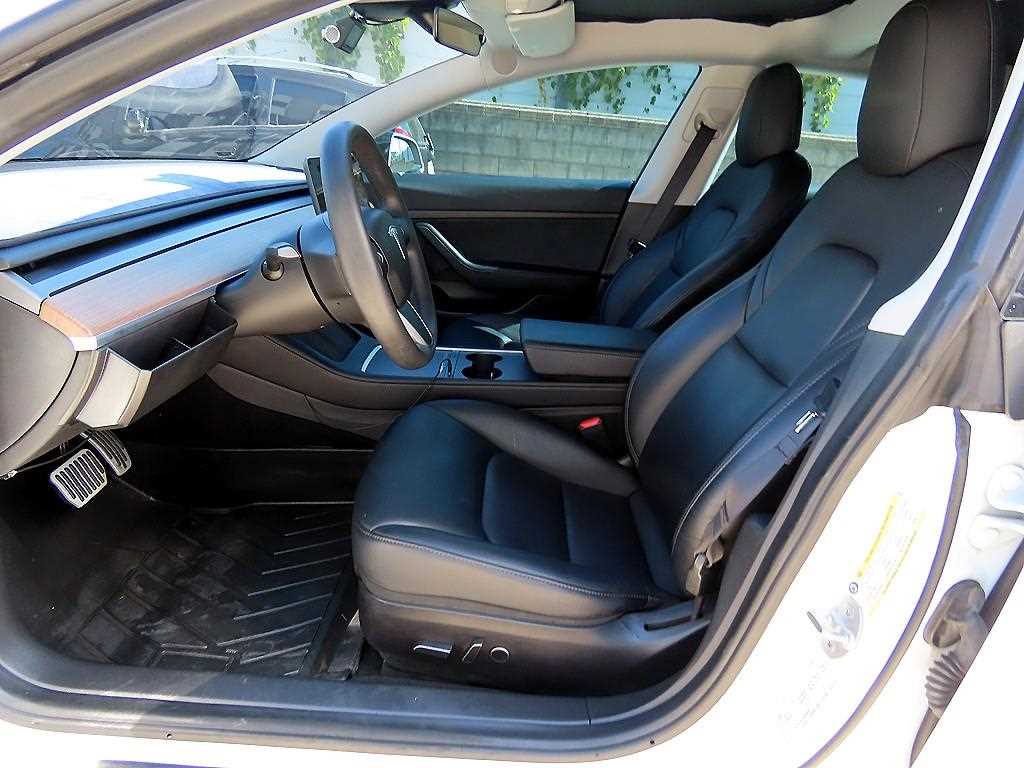 Tesla Model 3 — photo 05