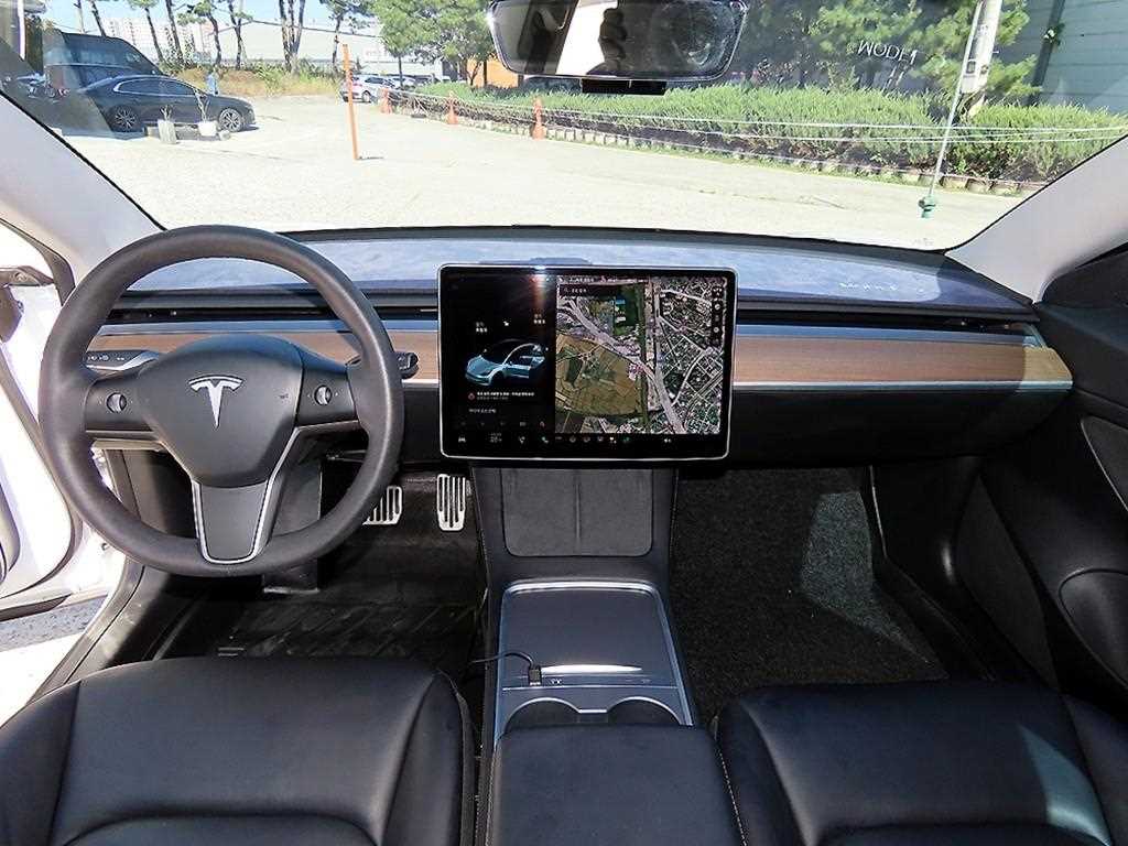 Tesla Model 3 — photo 07