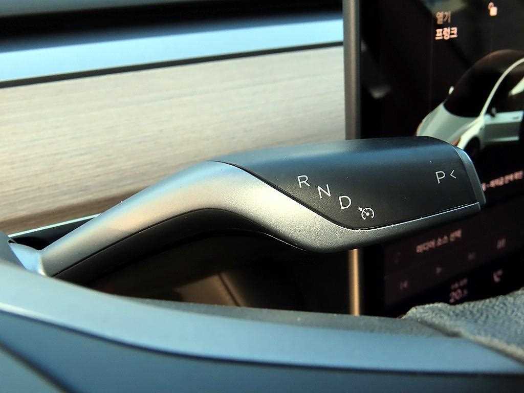 Tesla Model 3 — photo 09