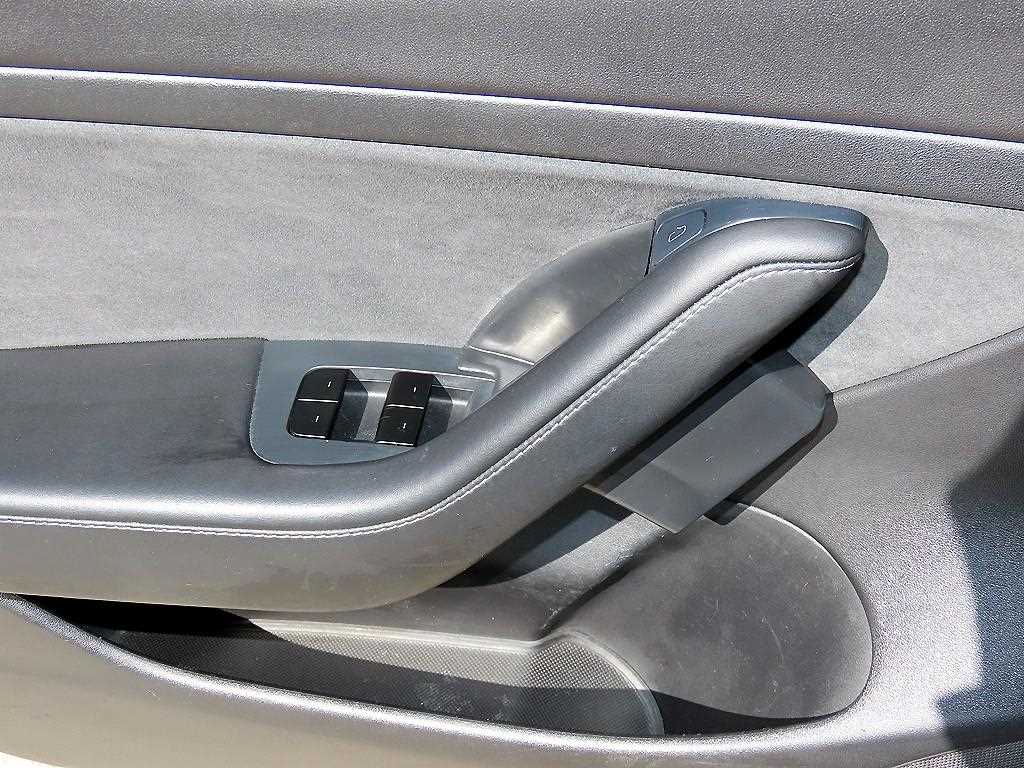 Tesla Model 3 — photo 10