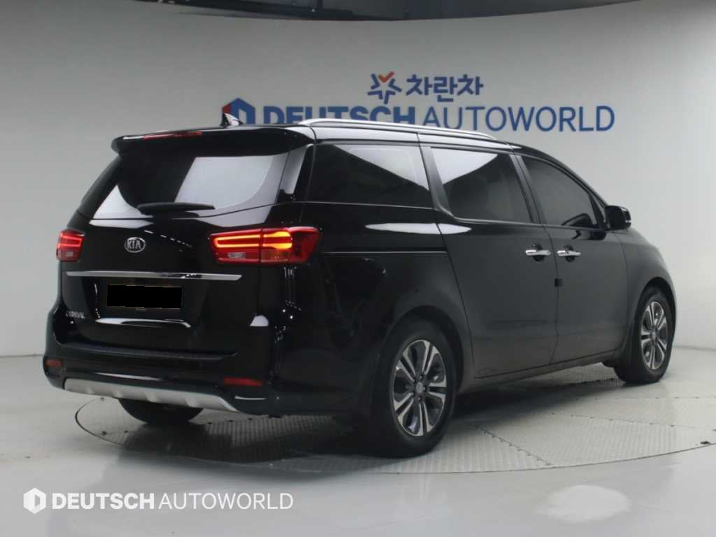 Kia Carnival — photo 02