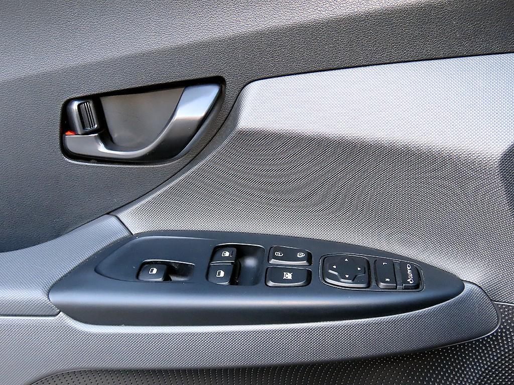 Hyundai Veloster — photo 11