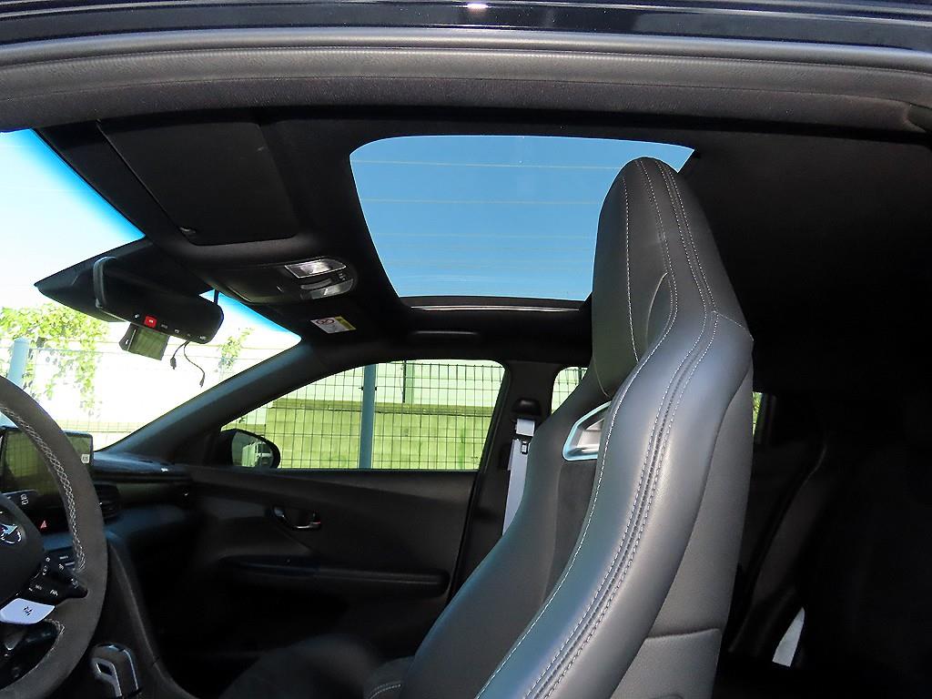 Hyundai Veloster — photo 17