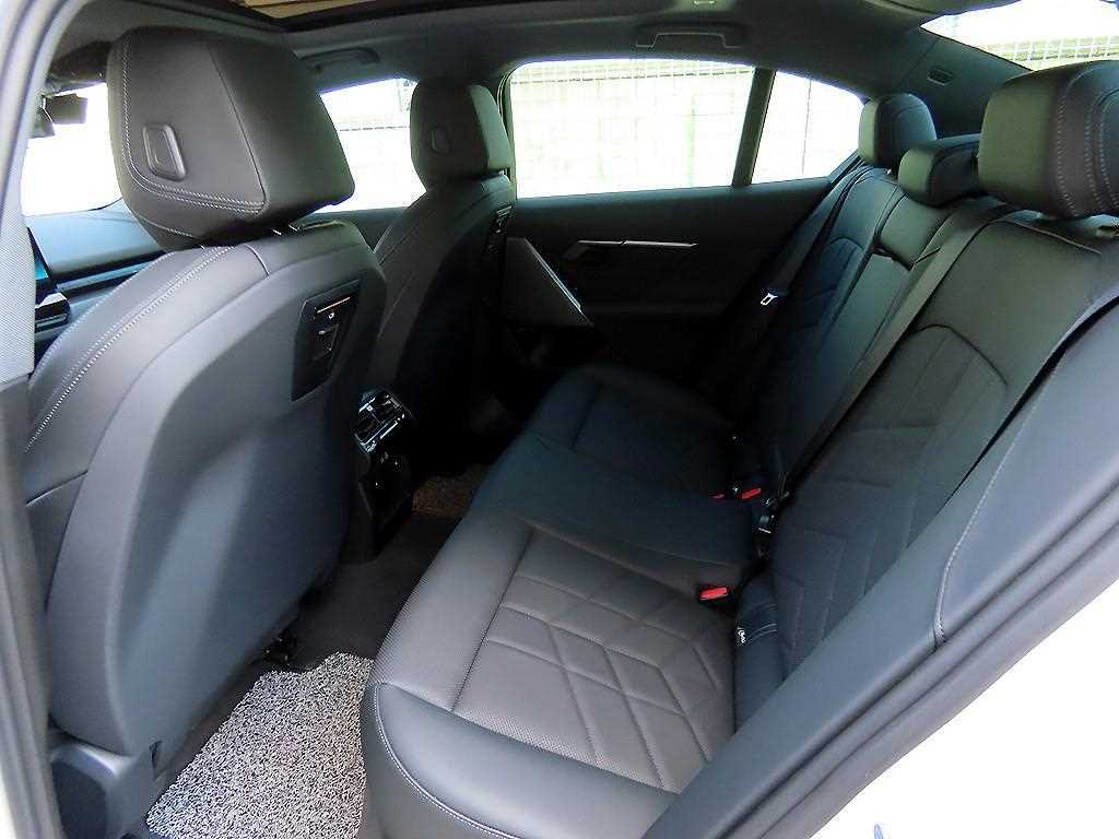 BMW 5-Series — photo 06