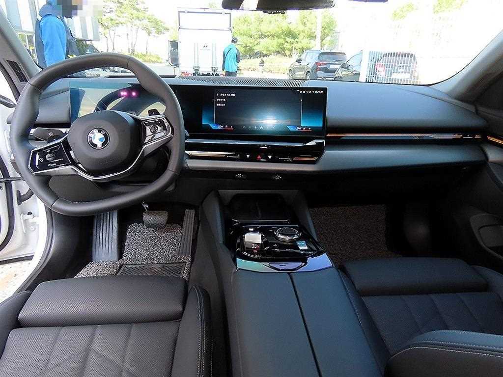 BMW 5-Series — photo 07