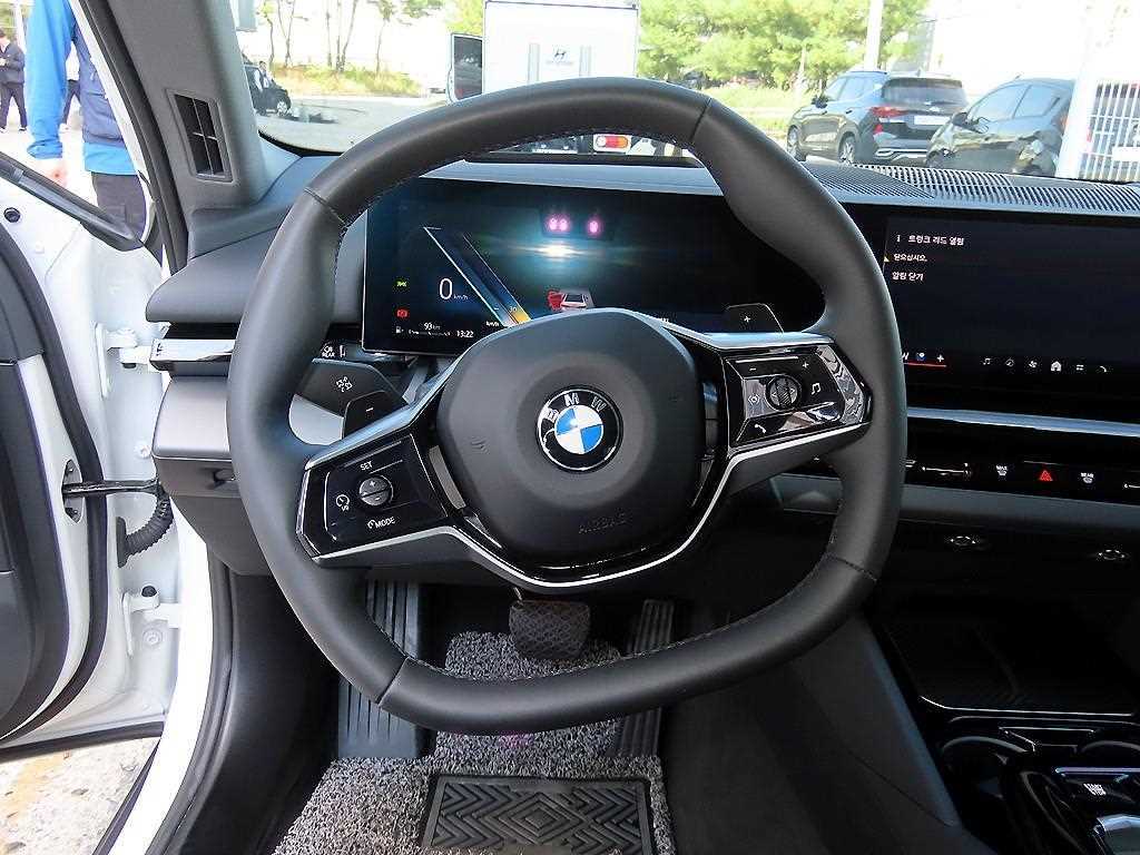 BMW 5-Series — photo 08