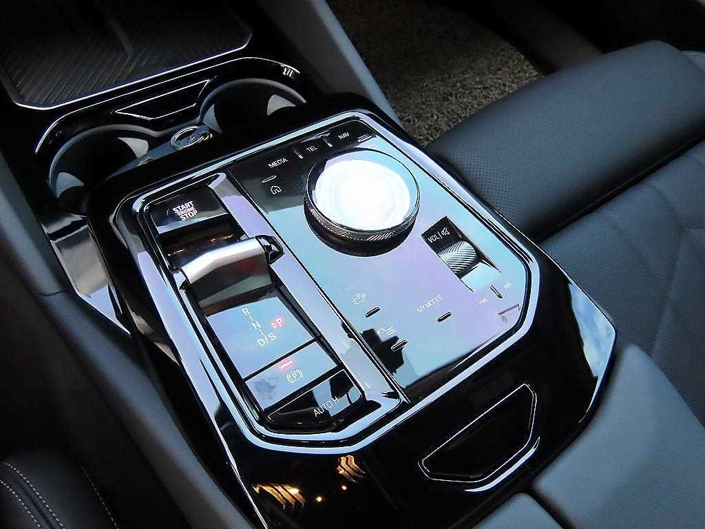 BMW 5-Series — photo 11