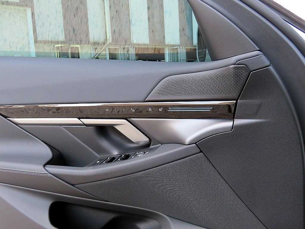 BMW 5-Series — photo 12