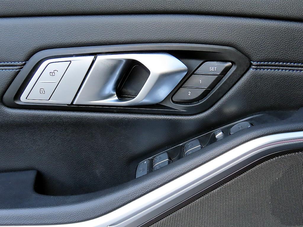 BMW 3-Series — photo 12