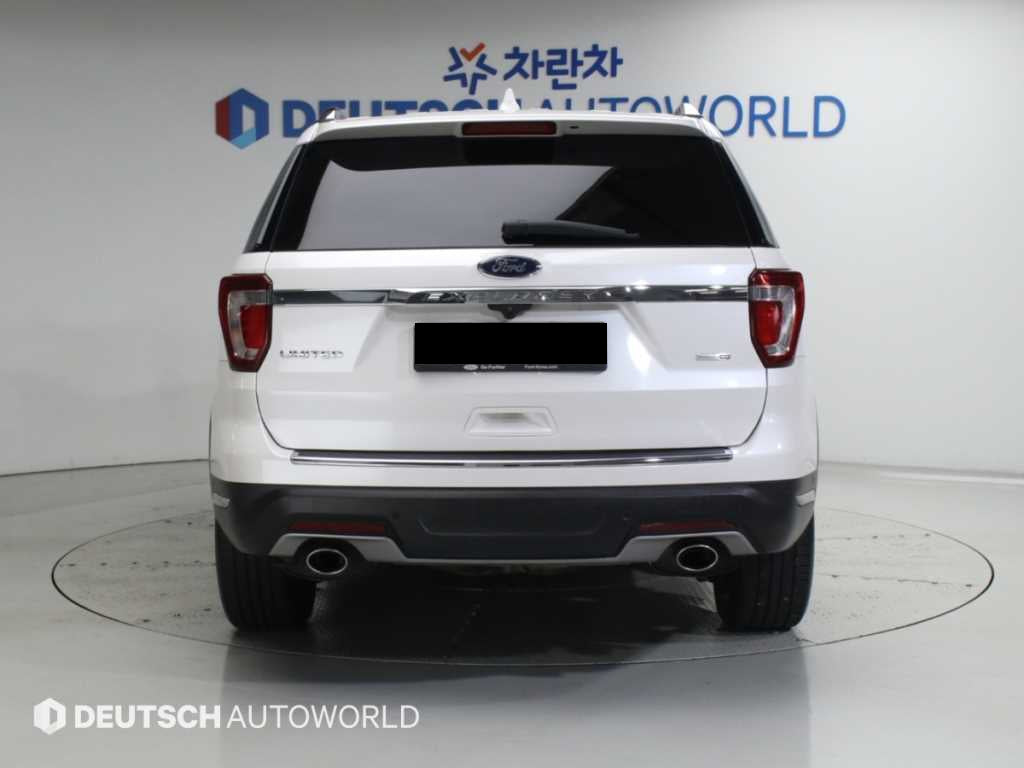 Ford Explorer — photo 04