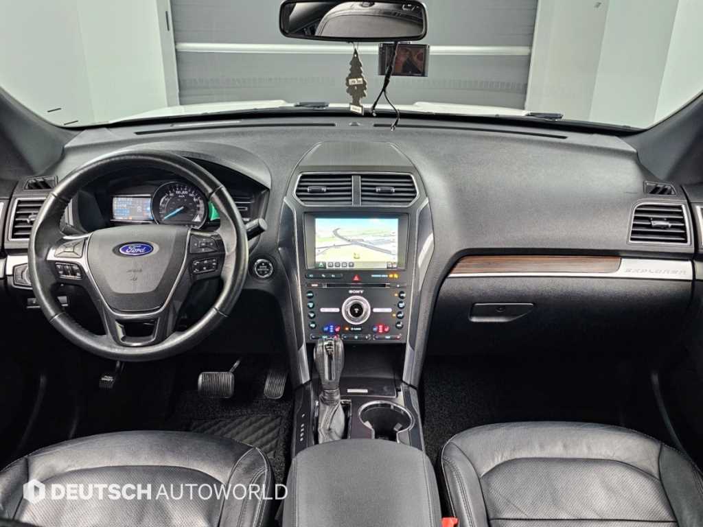 Ford Explorer — photo 07
