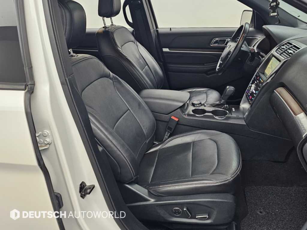 Ford Explorer — photo 10