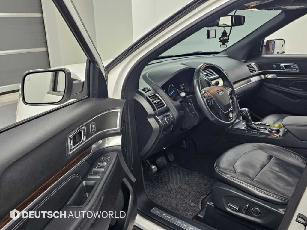 Ford Explorer — photo 11