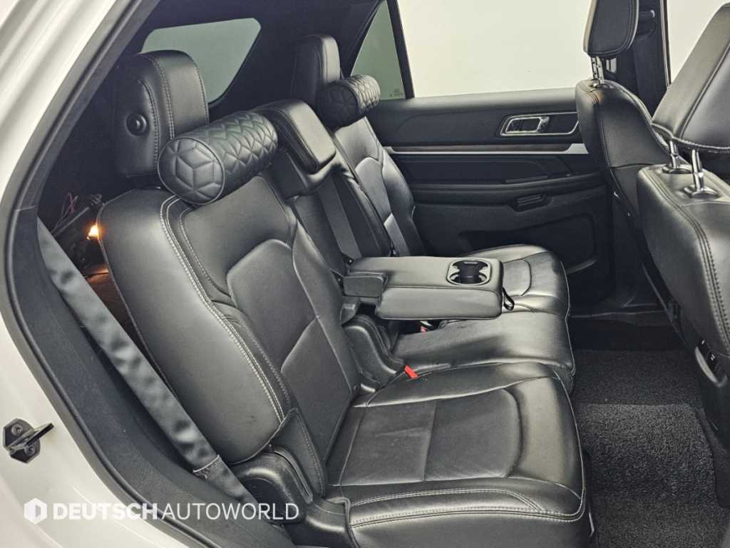 Ford Explorer — photo 12