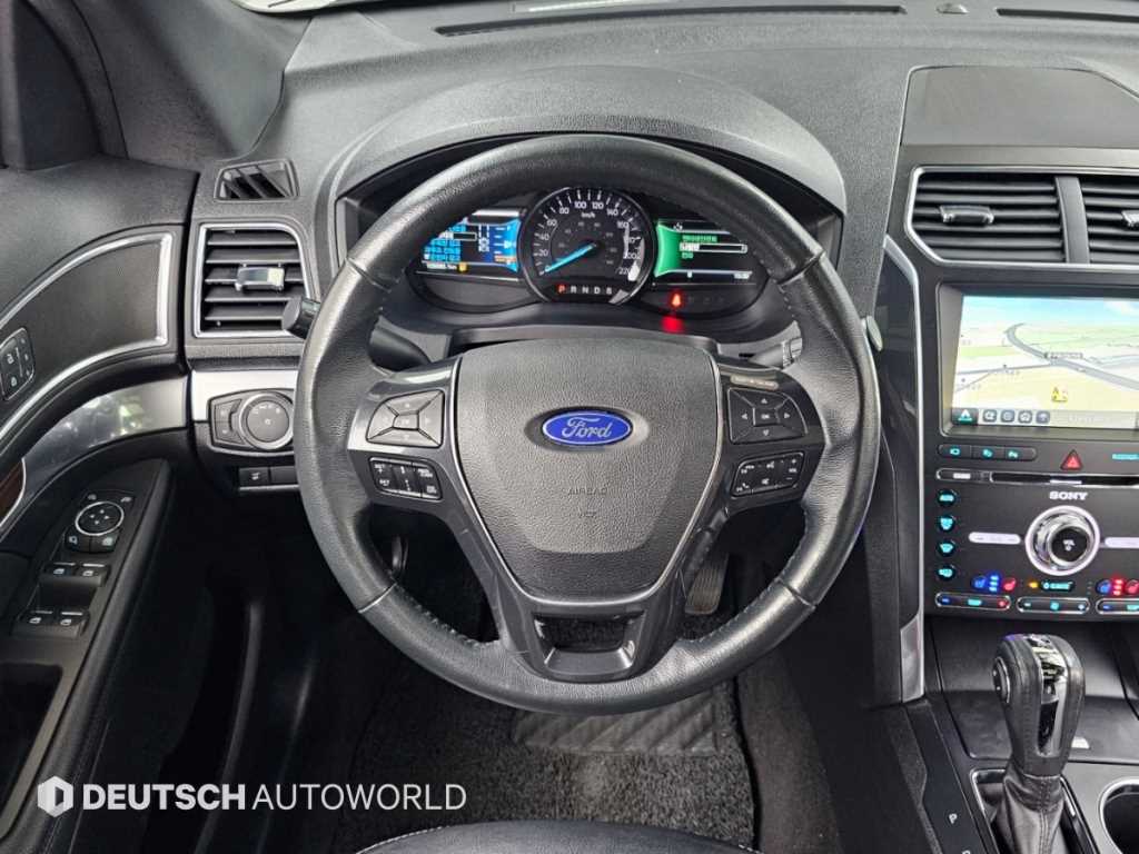 Ford Explorer — photo 13