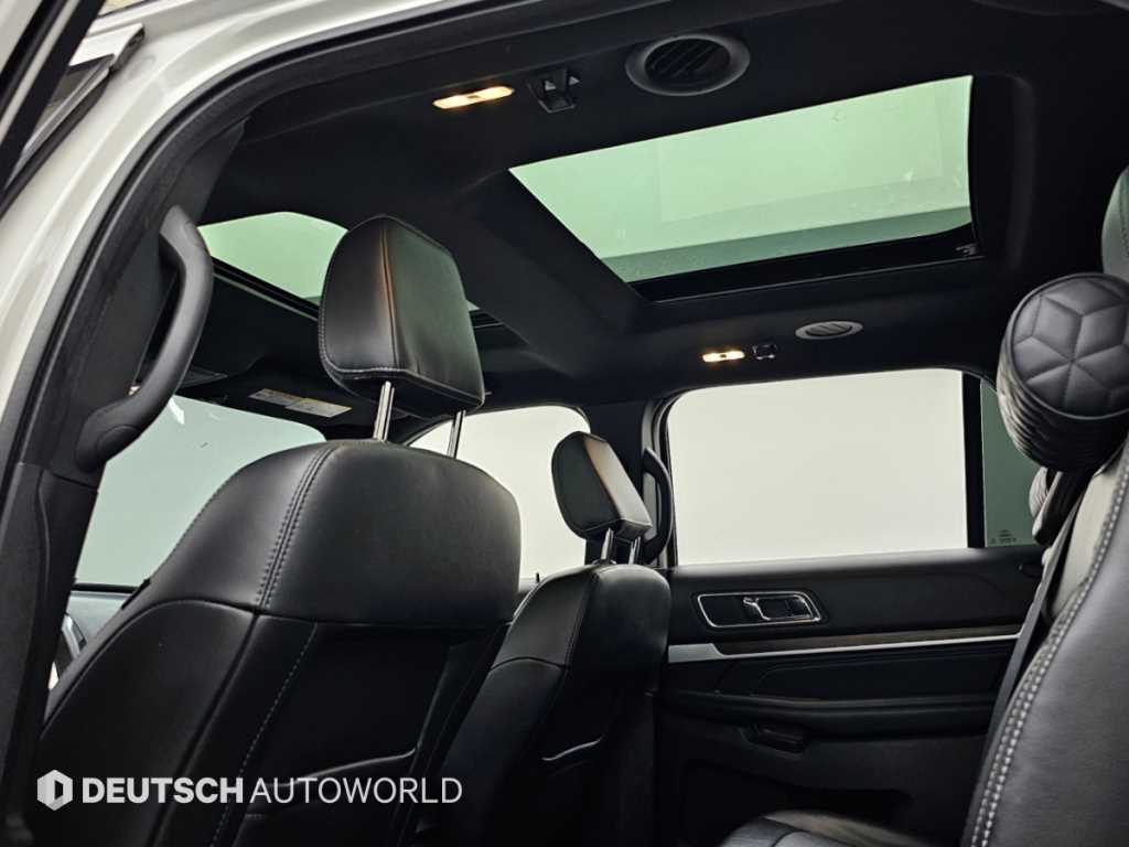 Ford Explorer — photo 18