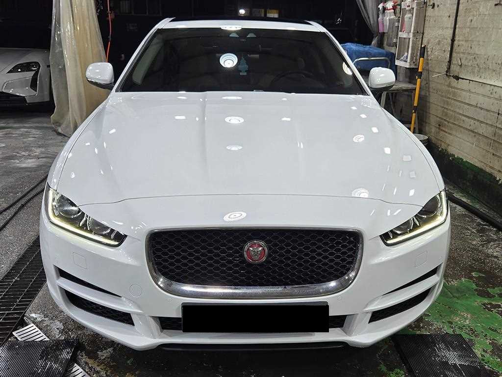 Jaguar XE — photo 01