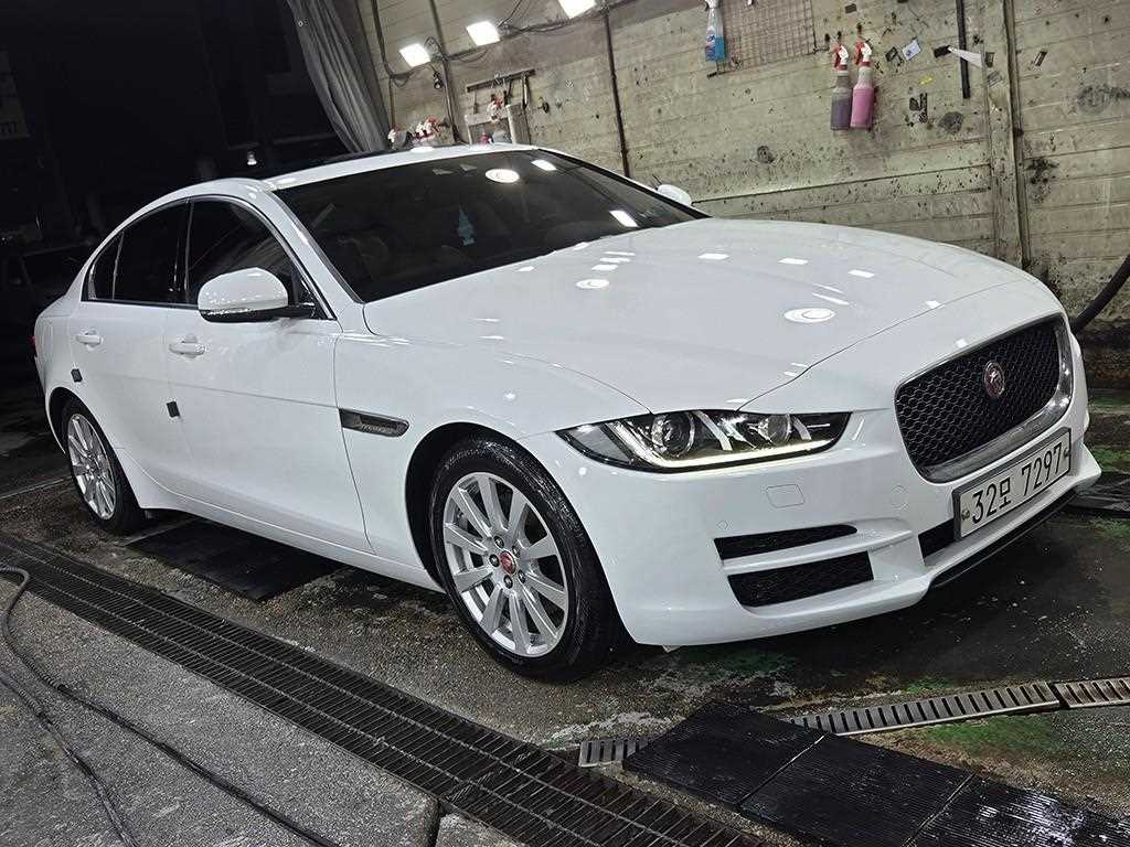 Jaguar XE — photo 02