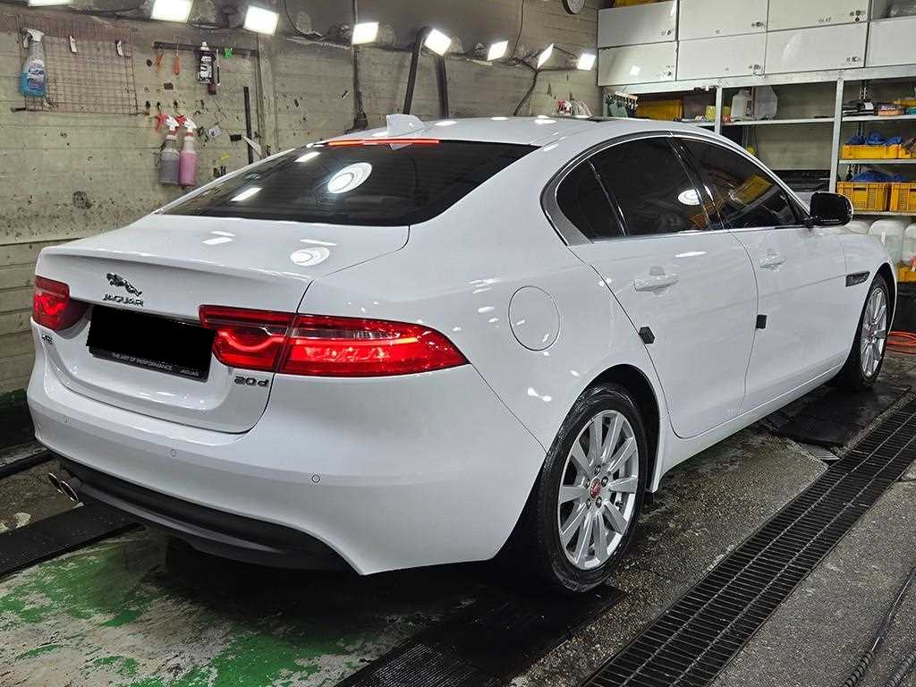 Jaguar XE — photo 03
