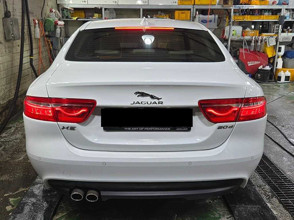 Jaguar XE — photo 04