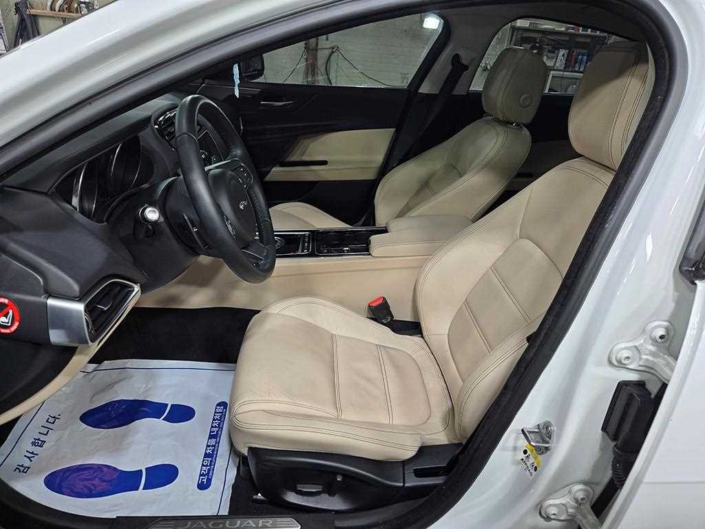 Jaguar XE — photo 05